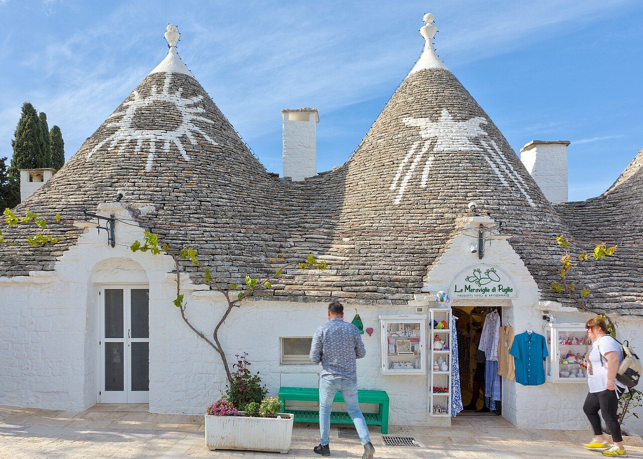 Due trulli con i simboli dipinti sul cono, Rione Monti