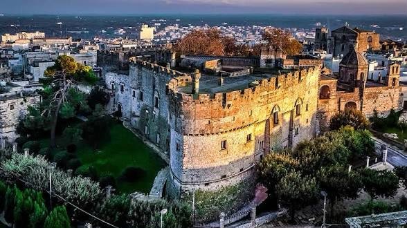 Il castello Dentice di Frasso di Carovigno visto dall’alto, fra i tetti bianchi del centro storico