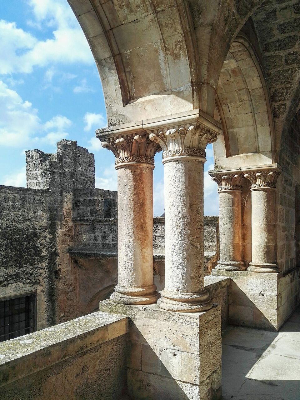 Il portico loggiato del castello Dentice di Frasso