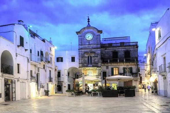 La piazza di Cisternino con la torre dell’orologio