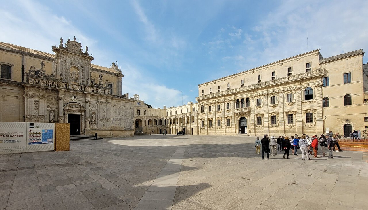 Piazza del Duomo a Lecce, con il campanile e il palazzo del Vescovado