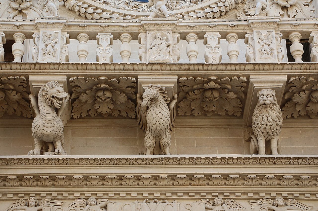 La facciata scolpita della basilica di Santa Croce a Lecce
