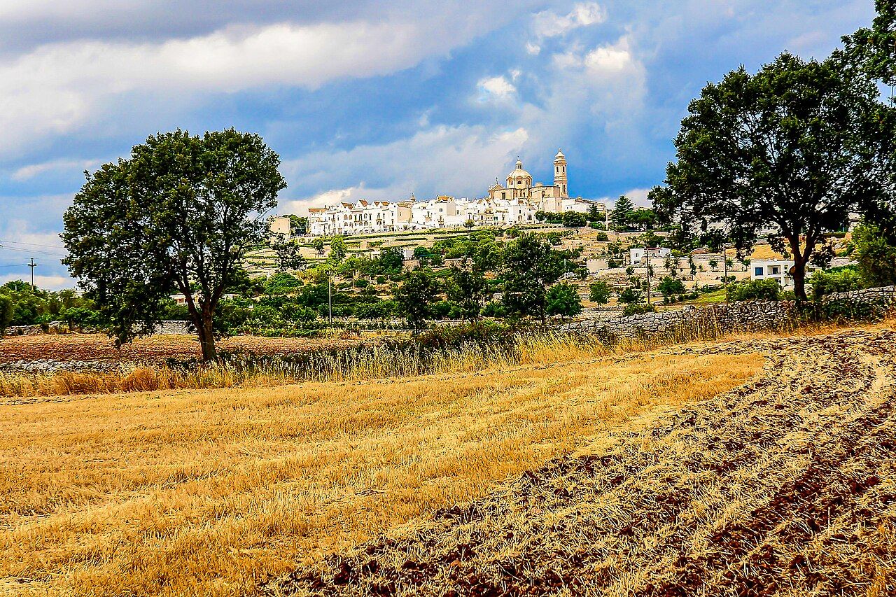 Il centro storico di Locorotondo visto dalla campagna