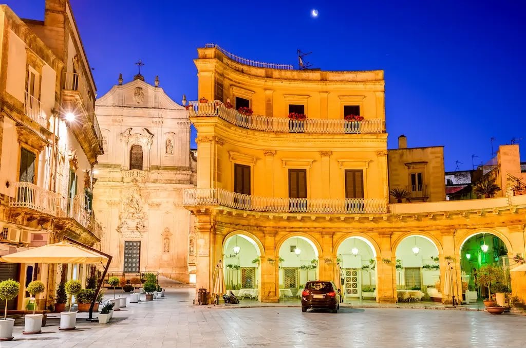 La piazza barocca di Martina Franca illuminata di sera