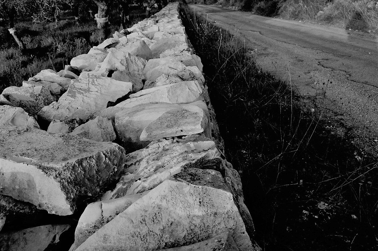 Un muretto a secco lungo una strada di campagna pugliese