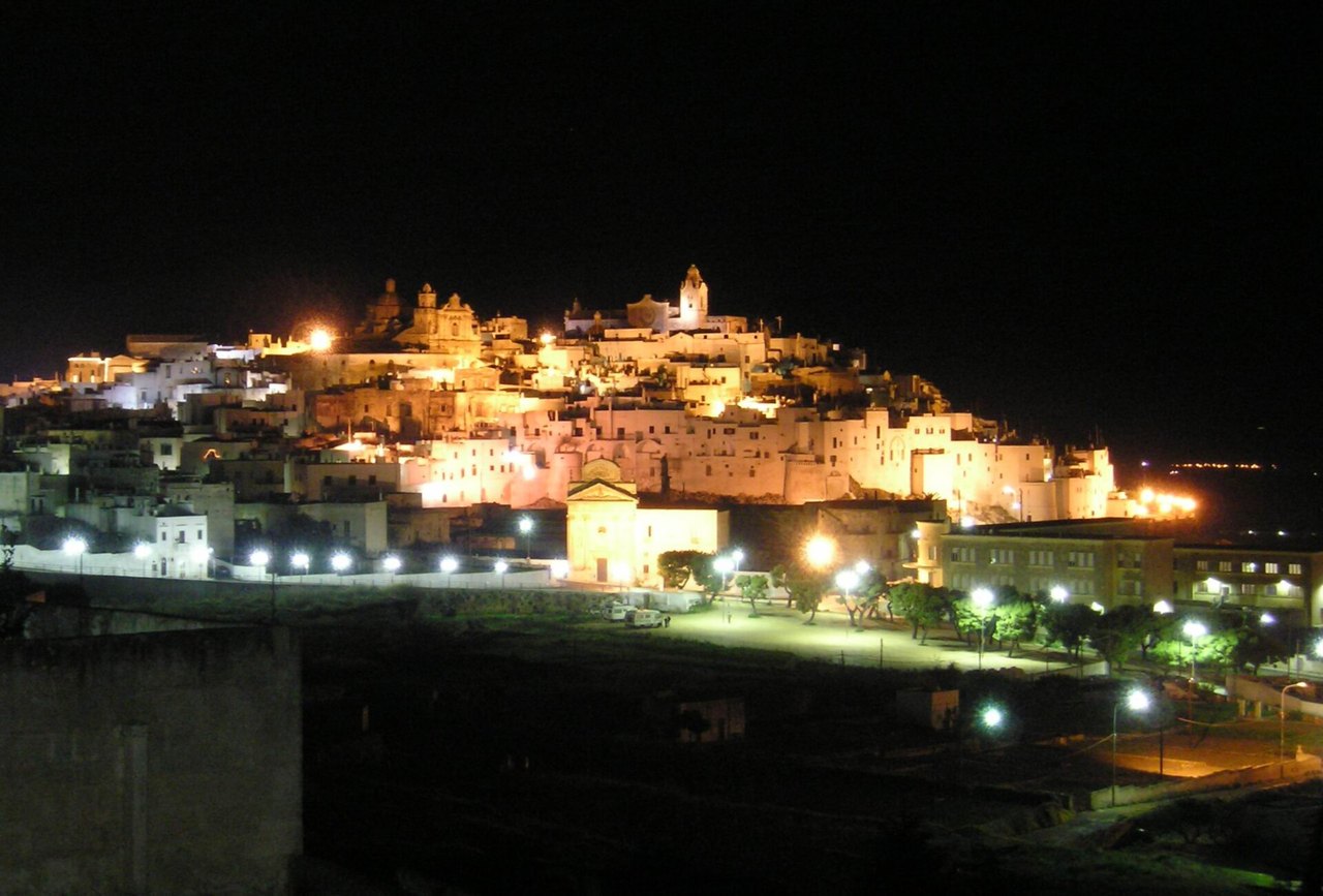 Il panorama notturno di Ostuni illuminata sulla collina