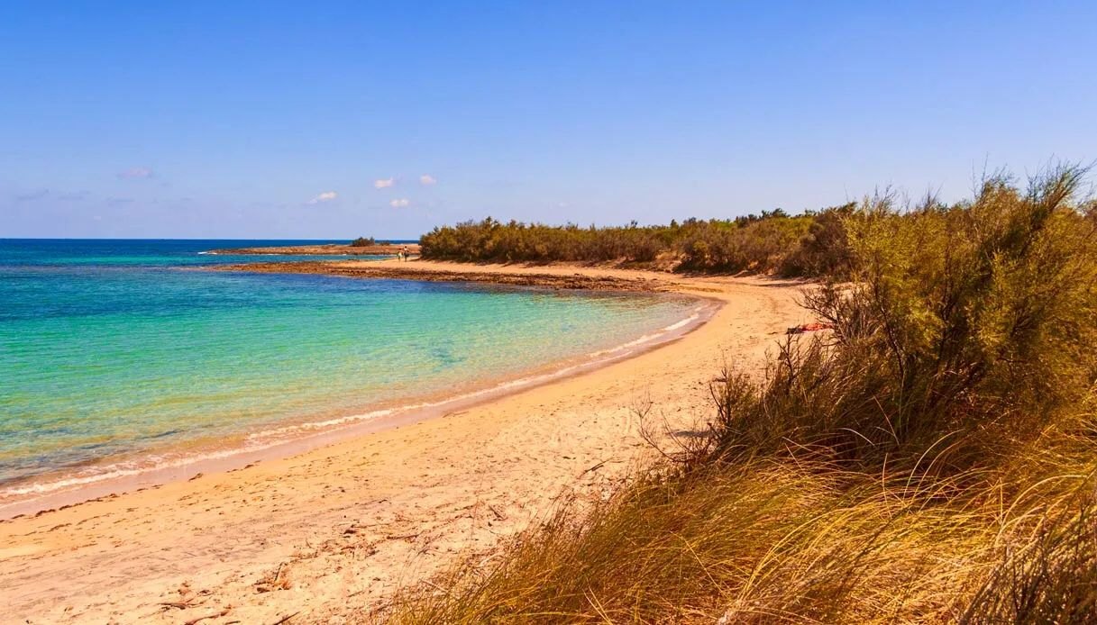 La spiaggia di sabbia chiara e le dune della riserva di Torre Guaceto
