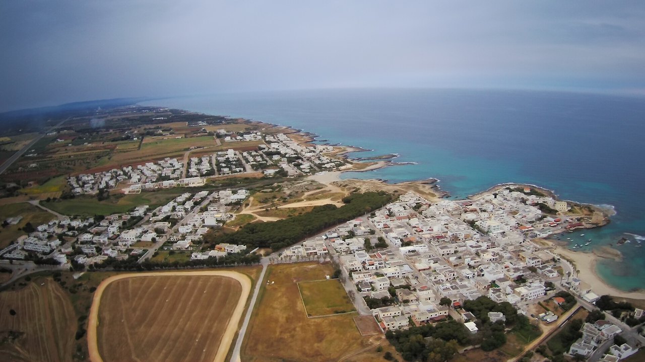 La baia e il porticciolo di Torre Santa Sabina visti dall’alto