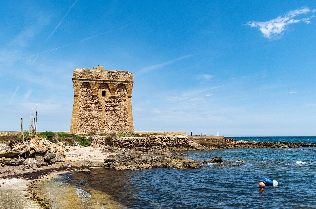 Torre Specchiolla vista dalla spiaggia
